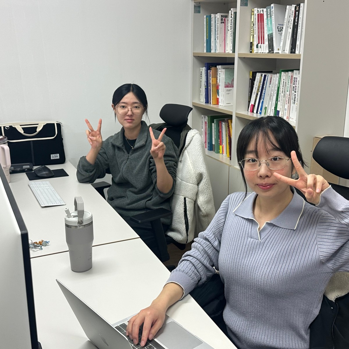 석사 과정 김예인 학생 및 학부연구생 최미나 학생 연구실&nbsp;합류